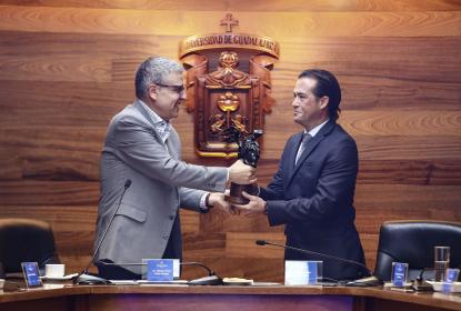 Entrega UdeG estafeta del Premio Jalisco de Periodismo a Universidad LAMAR