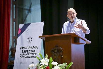 Entregan contratos de definitividad a 403 trabajadores universitarios