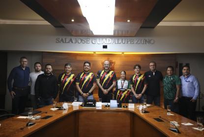 Presentan playera y medalla de la octava Carrera Leones Negros