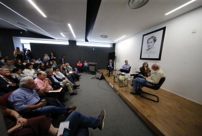 Analizan la función de intelectuales y académicos frente al poder