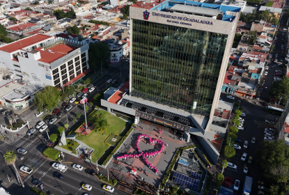 Universitarios forman listón humano rosa en apoyo a la lucha contra el cáncer de mama