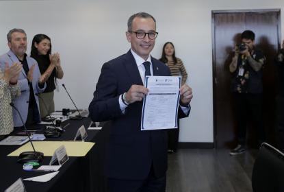 Recibe el doctor Carlos Iván Moreno Arellano constancia de aspirante a la Rectoría General de la UdeG