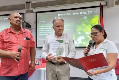Recibe académico de CUCSur reconocimiento internacional