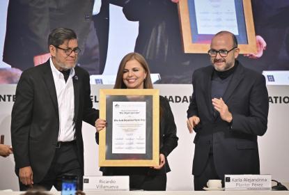 Entrega por primera vez STAUdeG Presea Abigail López y López a la Rectora General electa Karla Planter