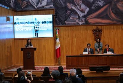 Llama la filósofa española Adela Cortina a reconocer la pobreza para enfrentarla