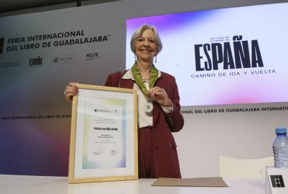 Recibe Patricia van Rhijn homenaje al Mérito Editorial en la FIL