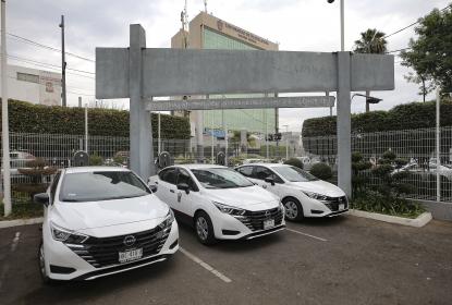 Entregan 14 nuevos vehículos a directores de preparatorias regionales y metropolitanas 