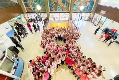 Hospitales Civiles buscan concientizar sobre el cáncer de mama con moños rosa gigantes