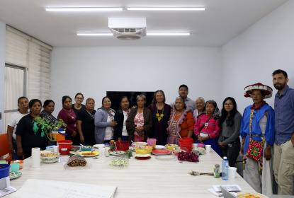 Mujeres indígenas promueven la medicina tradicional y la alimentación saludable
