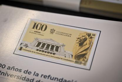 Develan estampilla postal en honor a los 100 años de la Refundación de la UdeG