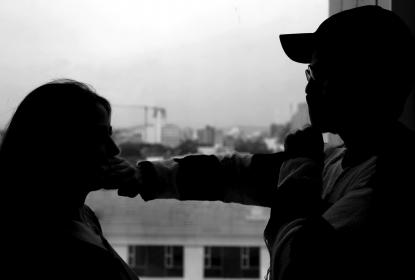 Las mujeres son educadas para “ceder lo propio” en relaciones de pareja, advierte investigadora