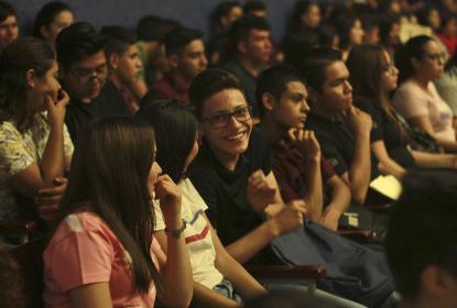 Entregan apoyos económicos a bachilleres de la Preparatoria 4 