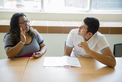 Dos personas que se comunican con lenguaje de señas
