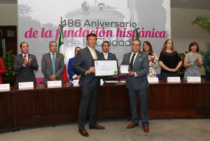Recibe CUSur Presea al Mérito Ciudadano del gobierno de Zapotlán el Grande