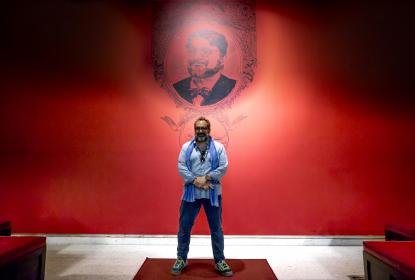 Eugenio Caballero guía y explica la exposición “En casa con mis monstruos”, de Guillermo del Toro
