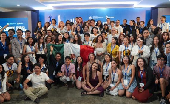 Participan universitarios en Mundial de Debate Universitario en español