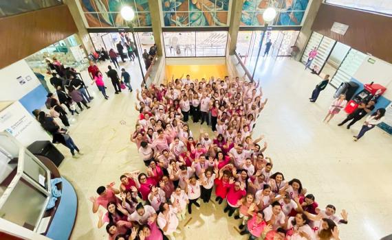 Hospitales Civiles buscan concientizar sobre el cáncer de mama con moños rosa gigantes