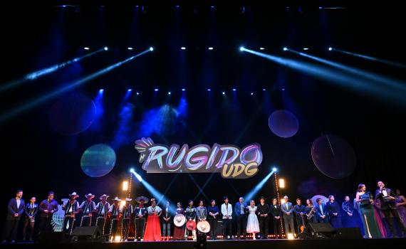 Robert Saucedo, de Prepa 17, gana el concurso de talentos Rugido UDG 2025