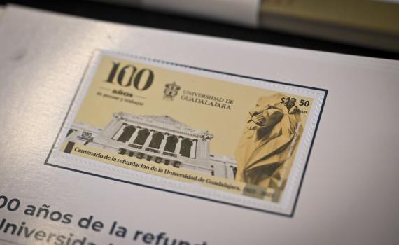 Develan estampilla postal en honor a los 100 años de la Refundación de la UdeG