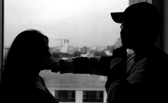 Las mujeres son educadas para “ceder lo propio” en relaciones de pareja, advierte investigadora