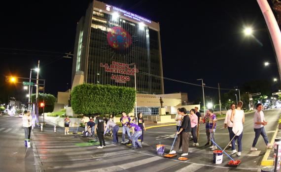 Universitaries pintan pasos peatonales con colores de la diversidad sexual