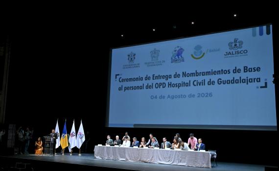 Rectora General entrega nombramientos de base a personal médico, técnico y de servicio del HCG