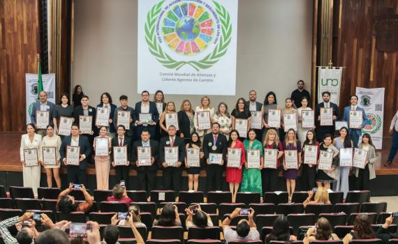 Entregan reconocimiento de derechos humanos “Ciudadano Honoris Causa” a universitarios destacados
