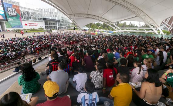 Aficionados disfrutan final del Mundial 2026 en el FutFest del CCU